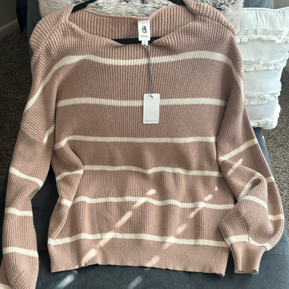 Cute slightly oversized sweater! Tan and white. Never worn! Has tags!